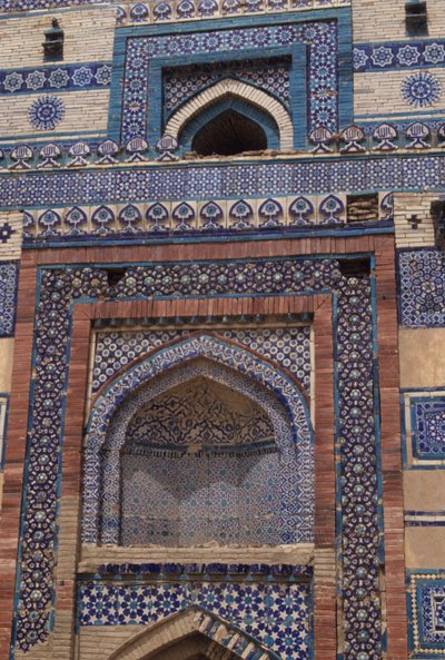 Dlaždice na vstupní bráně do mauzolea Bibi Jawindi († 1403) postaveného v roce 1494 od Islamic School