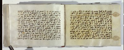 Dvě stránky rukopisu koránu psaného orientálním kufickým písmem od Islamic School