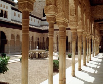 Pohled na dvůr lvů, hlavní dvůr dynastie Nasridů, palác lvů od Islamic School