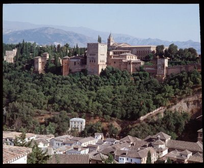 Pohled na pevnost a palác Alhambra od Islamic School