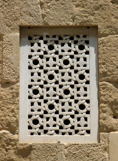 Okno v západní zdi od Islamic School