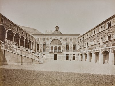 Album „Italie 1882, Neapol, Pise, Gênes, Corniche“: Vnitřní nádvoří knížecího paláce v Monaku od Italian Photographer
