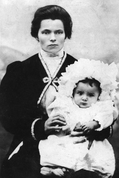 Benito Mussolini jako dítě se svou matkou Rosou Maltoni - 1884 - Benito MUSSOLINI (1883-1945) v náručí své matky Rosy Maltoni. od Italian Photographer