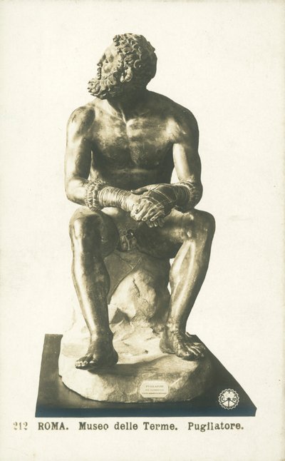 Boxer při odpočinku, Palazzo Massimo alle Terme, Řím (čb fotografie) od Italian Photographer