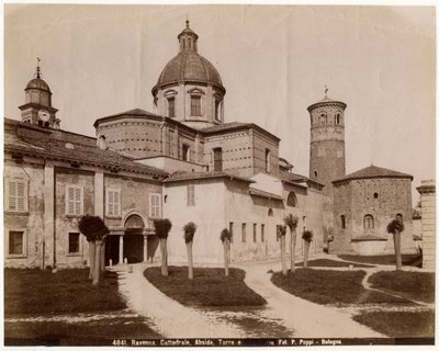 Katedrála vzkříšení našeho Pána Ježíše Krista, s baptisteriem vpravo, Ravenna, Emilia-Romagna, Itálie, fotografie Pietro Poppi, Bologna, ca 1900 od Italian Photographer