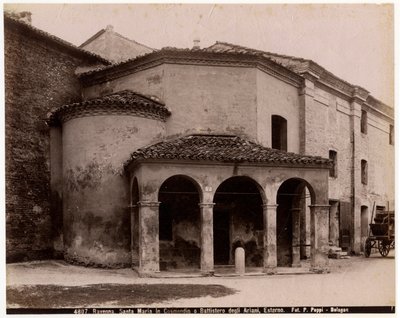 Kostel Panny Marie v Cosmedin nebo Baptisterium Arianů, Ravenna, Emilia-Romagna, Itálie, fotografie Pietro Poppi, Bologna, ca 1900 od Italian Photographer