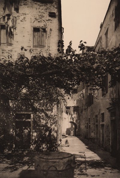 Corte Dolfin a Castello, 1892 od Italian Photographer