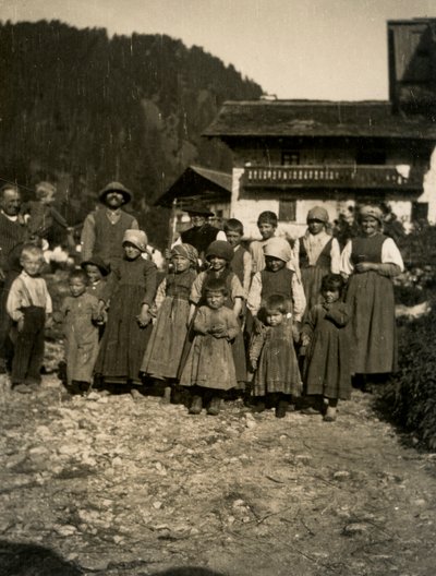 Rodina před domem, údolí Aosta, Itálie 1900-1910 od Italian Photographer