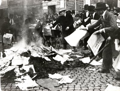 Fašistický tým pálil socialistické noviny „Il Paese“ po ničivém obležení od Italian Photographer