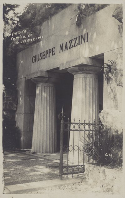 Janov, hrobka Giuseppe Mazziniho (černobílá fotografie) od Italian Photographer