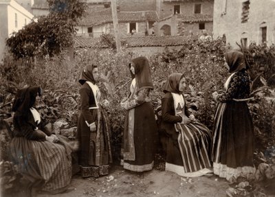 Skupina žen v tradičních krojích v zahradě, Sardinie, Itálie od Italian Photographer