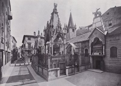 Itálie: Verona, hrobka Scaligera (černobílá fotografie) od Italian Photographer