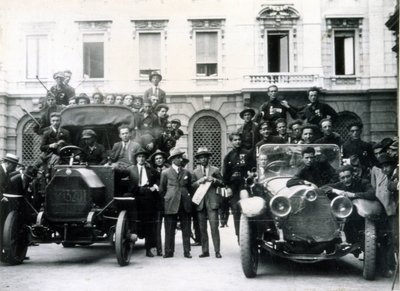 Milán, 3. a 4. srpna 1922. Reakce fašistů na stávku. Akční týmy na náměstí Scala. od Italian Photographer