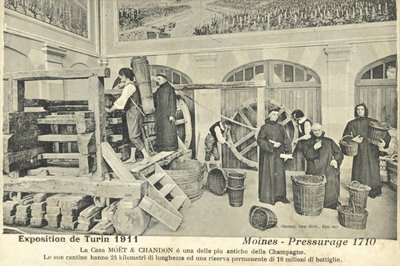 Mniši lisující hrozny šampaňského v roce 1710, výstava na mezinárodní výstavě v Turíně v Itálii od Italian Photographer