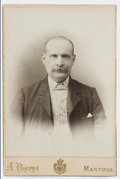 Fotografie na pohlednici zachycující malíře Albana Lugliho od Italian Photographer