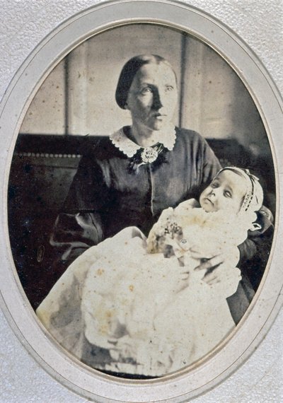 Post mortem portrét malé dívky držené její matkou, kolem roku 1855 (černobílá fotografie) od Italian Photographer