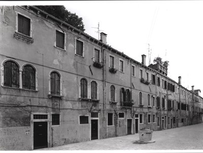 Řada domů na Calle Riello, Benátky od Italian Photographer