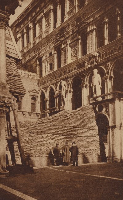 Scala dei Giganti v Dóžecím paláci, Benátky, chráněná pytli s pískem, 1. světová válka (čb fotografie) od Italian Photographer
