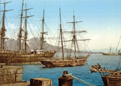 Škunery v Neapolském zálivu s Vesuvem v pozadí, hospoda. c.1900 od Italian Photographer