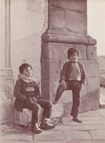 Sicílie: Sicilští chlapci z vnitrozemí (čb fotografie) od Italian Photographer