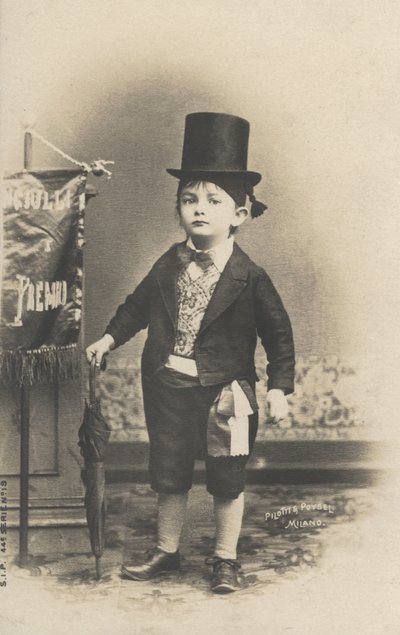 Malý chlapec v obleku (černobílá fotografie) od Italian Photographer