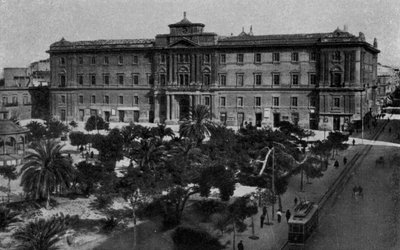 Taranto, kancelářská budova (černobílá fotografie) od Italian Photographer
