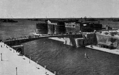 Taranto, uzavřený otočný most, námořní síly shromážděné u gran pavese v mar grande (černobílá fotografie) od Italian Photographer