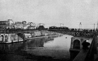 Taranto, uzavřený houpací most a staré město (černobílá fotografie) od Italian Photographer