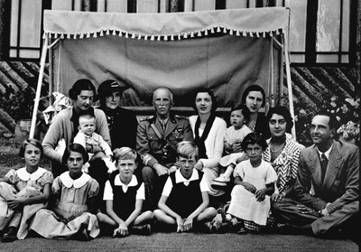 Italská královská rodina. V centru Victor Emmanuel III (Vittorio Emanuele). Mezi sedícími dětmi je 3. zleva princ Victor Emmanuel (Victor-Emmanuel) (Vittorio Emanuele), poslední zprava jeho otec Humbert II (Umberto II). 19 od Italian Photographer