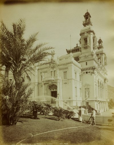 Divadlo připojené ke kasinu v Montecarlo. V popředí výhled do zahrady zdobené palmami od Italian Photographer