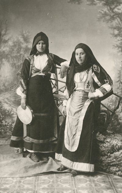 Dvě ženy v tradičních oděvech z Belvi a Aritza, Sardinie, Itálie, cca 1910 od Italian Photographer