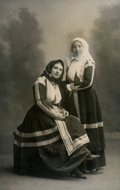 Dvě ženy v tradičních krojích, Fonni, Sardinie, Itálie, cca 1915 od Italian Photographer