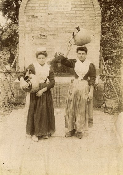 Dvě mladé ženy v tradičních oděvech a s terakotovými nádobami u studny, Marche, Itálie, asi 1910 od Italian Photographer