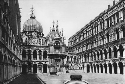 Benátky, Dóžecí palác, Nádvoří (černobílá fotografie) od Italian Photographer