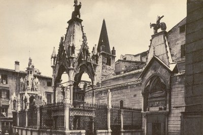 Verona: hrobka Scaligeriů (čb fotografie) od Italian Photographer
