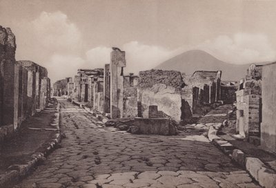 Via Consolare a Porta Di Ercolano, Consular Road, Gate of Herculanum (černobílá fotografie) od Italian Photographer