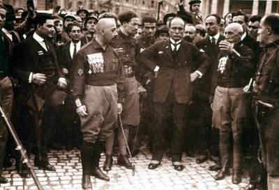 Procházka Římem, Mussolini a černé košile v roce 1922. od Italian Photographer