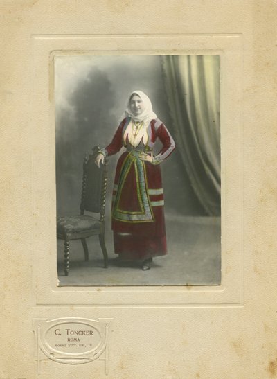 Žena v tradičním oděvu, Sardinie, Itálie, fotografie Camilla Tonckera, Řím, cca 1910 od Italian Photographer