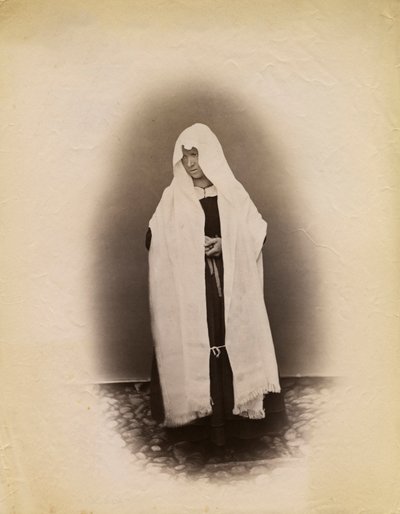 Žena nosící vdovské tvídy, Parre, Lombardie, Itálie, fotografie Premiata Fotografia Taramelli, Bergamo od Italian Photographer