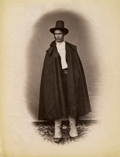 Mladý muž v plášti a klobouku, Parre, Lombardie, Itálie, fotografie Premiata Fotografia Taramelli, Bergamo od Italian Photographer