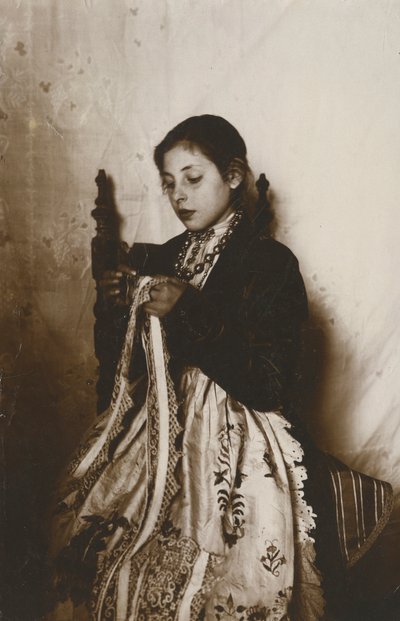 Mladá žena šije, Toskánsko, Itálie, cca 1910 od Italian Photographer
