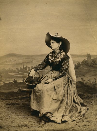 Mladá žena v oblečení a slaměném klobouku z venkova Siena, Toskánsko, Itálie, fotografie Paolo Lombardi, Siena, ca 1890 od Italian Photographer