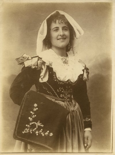 Mladá žena v tradičním oděvu a čelence, Abruzzo, Itálie od Italian Photographer