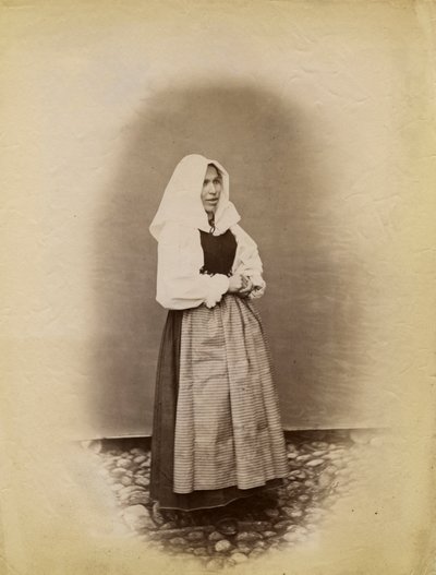 Mladá žena ve svatebních šatech, Parre, Lombardie, Itálie, fotografie: Premiata Fotografia Taramelli, Bergamo od Italian Photographer