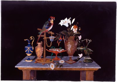 Florentská plaketa pietra dura s papouškem na bidýlku na stole s etruskou vázou krater, vázou s květinami a džbány, kolem roku 1870 od Italian School
