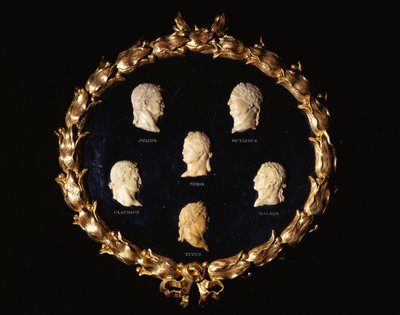 Soubor šesti bust římských císařů z italského sienského mramoru s reliéfním profilem, vyřezávaných se jmény Octavius, Galbin, Titus, Claudius, Julius a Nero od Italian School