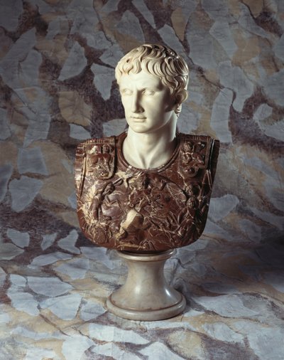Italsky vyřezávaná socha a busta z brekciového mramoru Caesara Augusta, po antické od Italian School