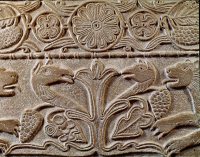 Archeologie středověku (středověk). Barbarské umění Lombardie: pluteus princezny Theodote, milenky krále Cuniperta zvaného Zbožný Cuniperto, panovník v letech 688 až 700). Detail desky s gryfy, cca 720. Lombardské umění, mramor. Pavia, M od Italian School