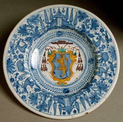 Kardinálův erb. Keramický talíř vyrobený v Deruta, Itálie. 1620 v okolí Florencie, Národní muzeum Bargello od Italian School