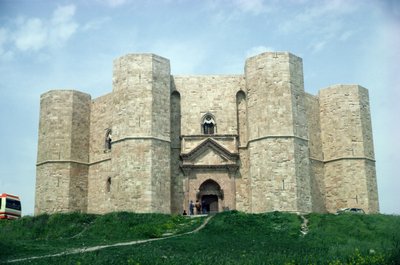 Castel del Monte, postavený za vlády císaře Fridricha II. (1194-1250) c.1240-50 od Italian School